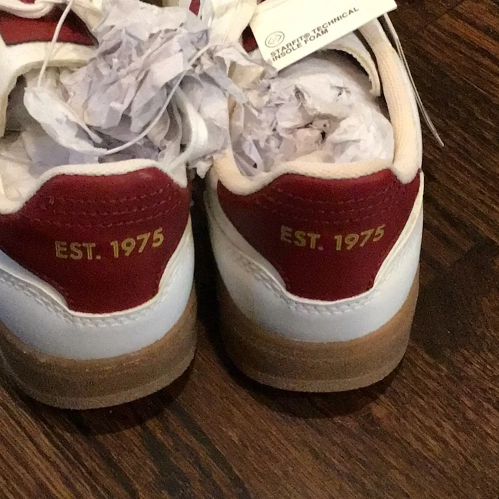 Zara- ATHLETIC SNEAKERS in white and burgundy red.